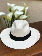 Cargar imagen en el visor de la galería, Panamà Hat cinta negra
